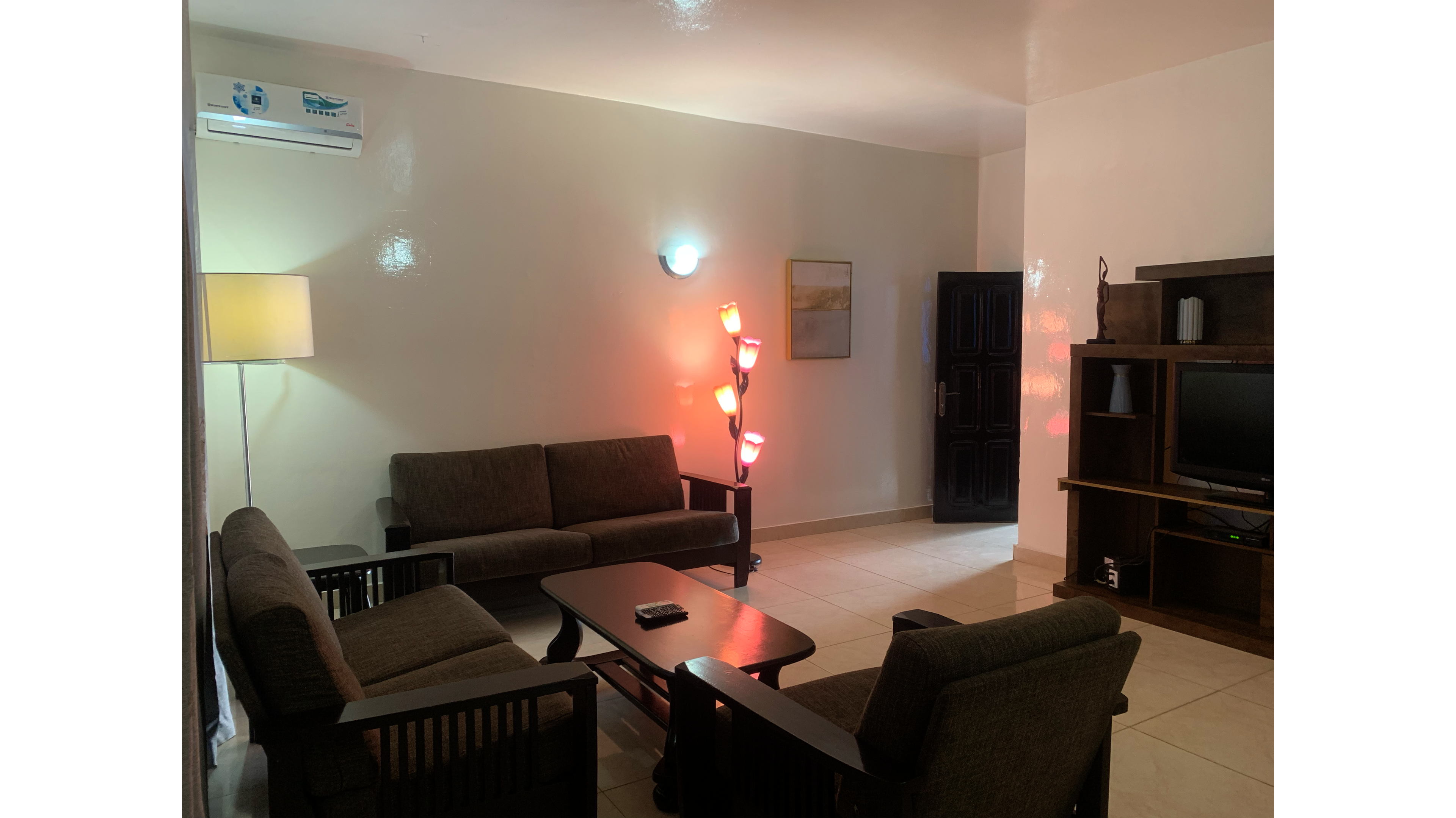 Maryland Guesthouse Monrovia Buitenkant foto
