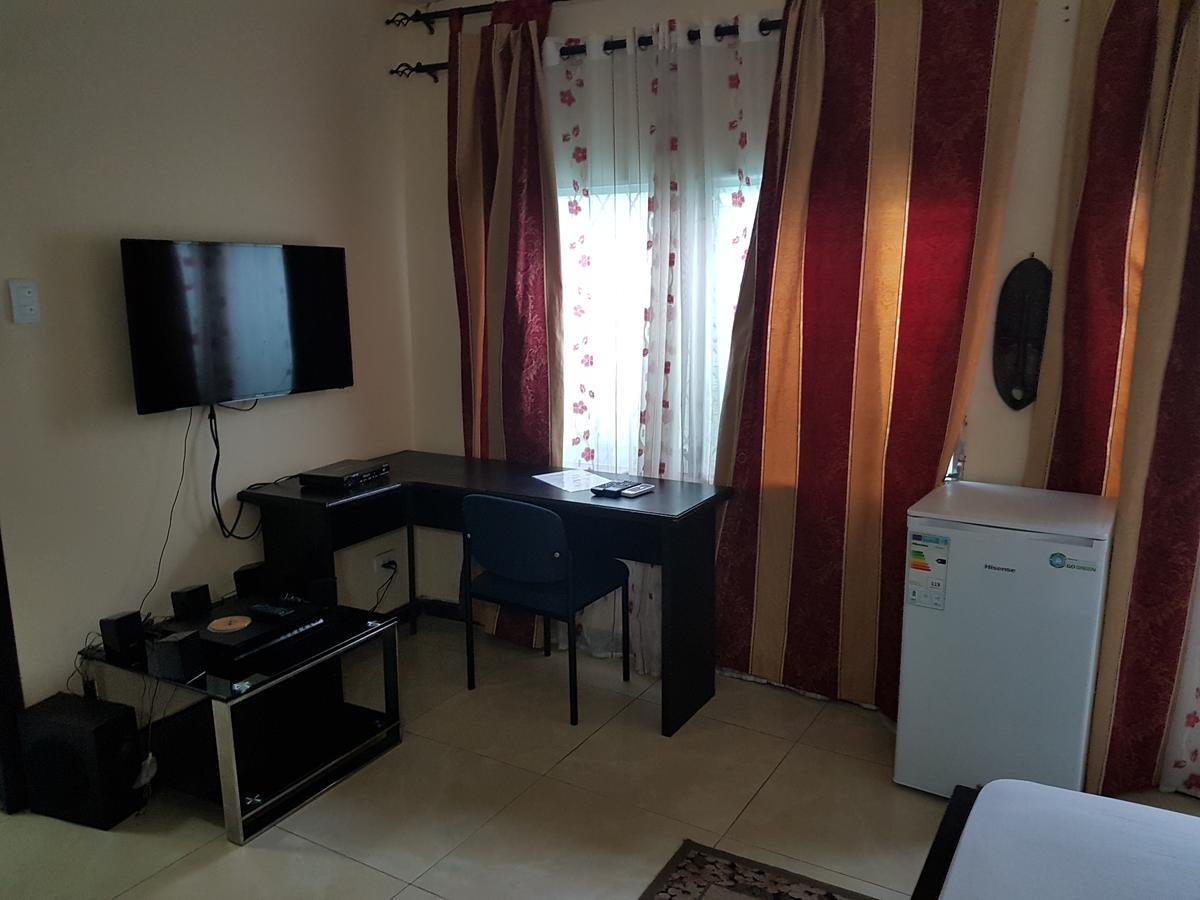 Maryland Guesthouse Monrovia Buitenkant foto