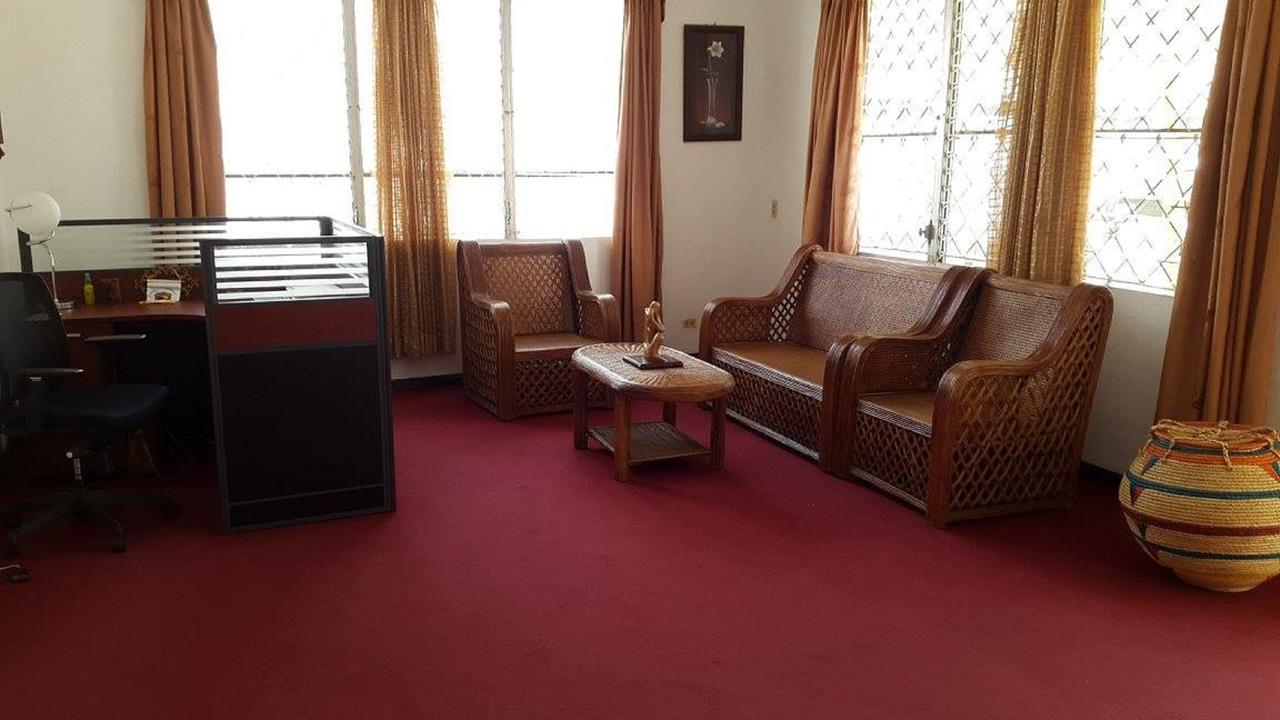 Maryland Guesthouse Monrovia Buitenkant foto