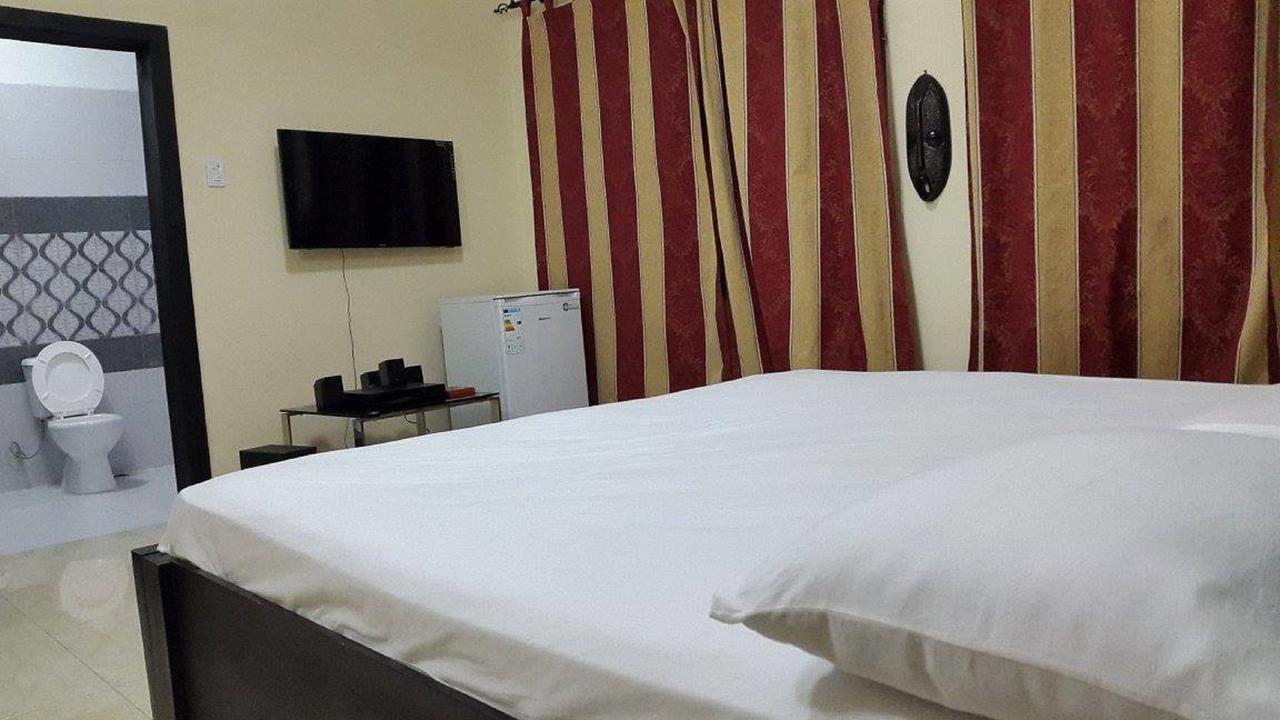 Maryland Guesthouse Monrovia Buitenkant foto