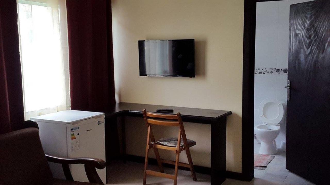 Maryland Guesthouse Monrovia Buitenkant foto