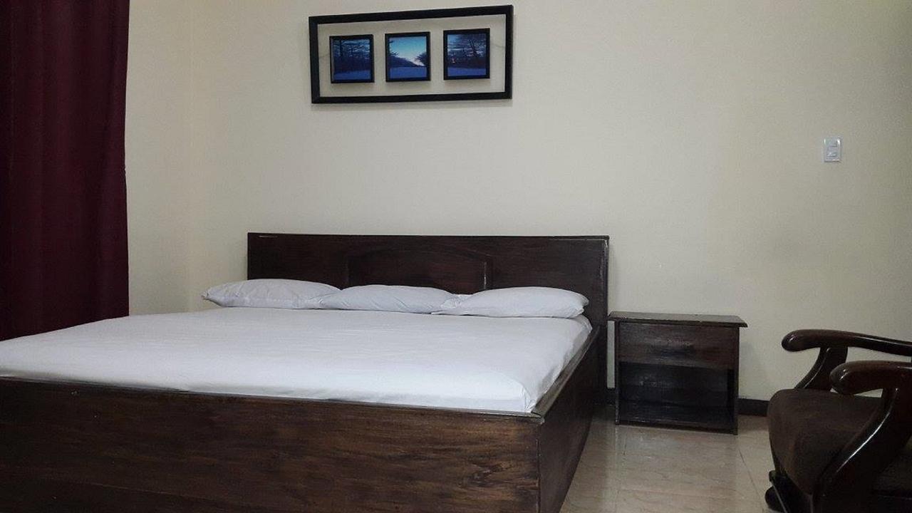 Maryland Guesthouse Monrovia Buitenkant foto