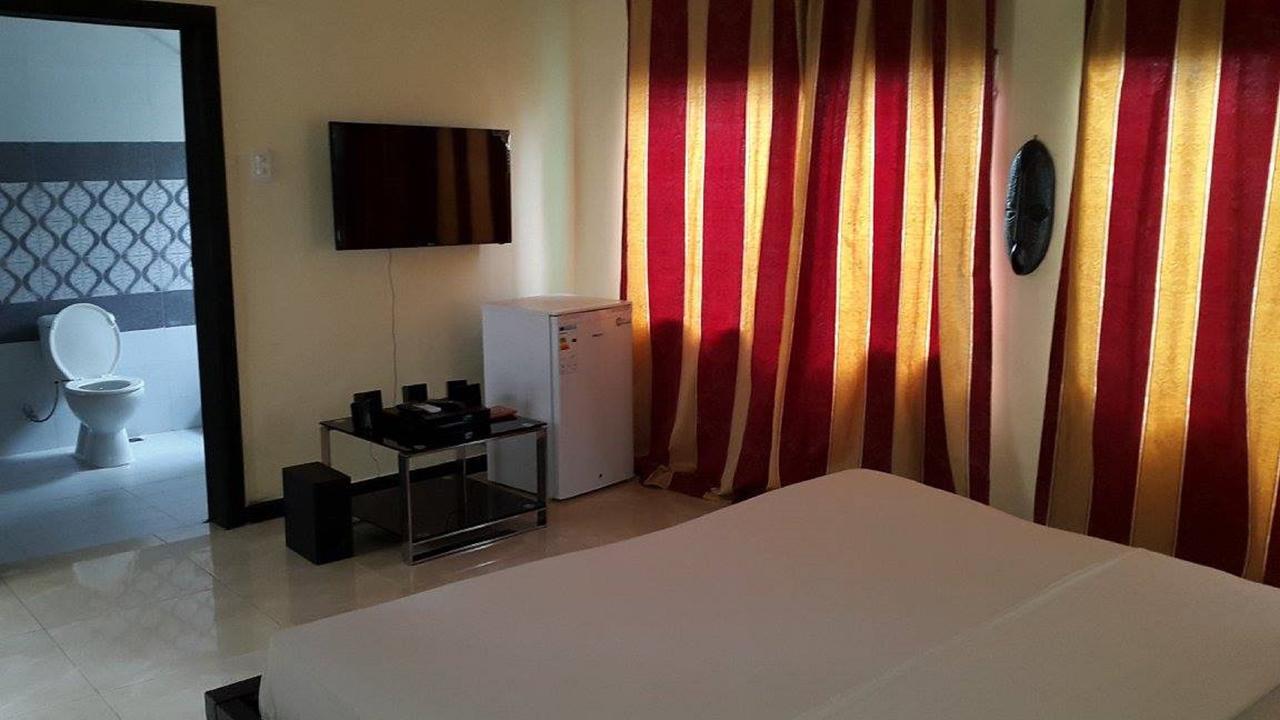 Maryland Guesthouse Monrovia Buitenkant foto