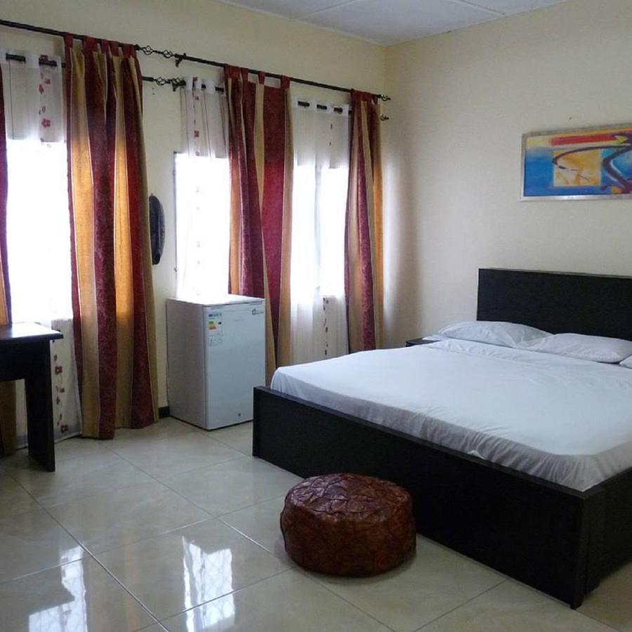Maryland Guesthouse Monrovia Buitenkant foto